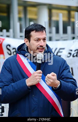 Gentilly, Frankreich. Oktober 2024. Pierre Bell-Lloch, Bürgermeister von Vitry Sur seine, während der Kundgebung und Pressekonferenz gegen die Schließung des Sanofi-Standorts in Gentilly. Bürgermeister Fatah Aggoune hatte alle gewählten Vertreter dazu aufgerufen, die Mobilisierung zu unterstützen, zusammen mit der CGT-union. Gentilly, Val-de-Marne, Frankreich, 15. November 2024. Foto: Karim Ait Adjedjou/ABACAPRESS. COM Credit: Abaca Press/Alamy Live News Stockfoto