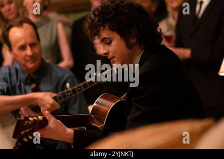 A Complete Unknown (2024) von James Mangold mit Edward Norton und Timothée Chalamet. Biopic über einen jungen Bob Dylan, der seinen Akt in der Folk-Szene aufrüttelt, indem er beim Newport Folk Festival 1965 elektrisiert. Werbefoto ***NUR REDAKTIONELLE VERWENDUNG***. Quelle: BFA / Macall Polay / Searchlight Pictures Stockfoto