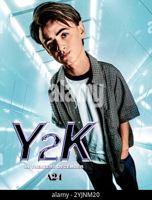 Y2K (2023) von Kyle Mooney mit Jaeden Martell als Eli. Am Silvesterabend 1999 steht eine Gruppe von Teenagern vor Chaos, wenn sie sich auf den bevorstehenden Y2K-Computerschmelze vorbereiten. NUR FÜR REDAKTIONELLE ZWECKE des Posters mit US-Schriftzeichen. Quelle: BFA / A24 Stockfoto