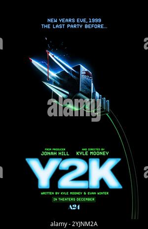 Y2K (2023) von Kyle Mooney mit Rachel Zegler, Julian Dennison und Jaeden Martell. Am Silvesterabend 1999 steht eine Gruppe von Teenagern vor Chaos, wenn sie sich auf den bevorstehenden Y2K-Computerschmelze vorbereiten. NUR ZUR REDAKTIONELLEN VERWENDUNG des US-Advance-Posters. Quelle: BFA / A24 Stockfoto