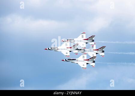 Während der Charleston Airshow auf der Joint Base Charlesto fliegen vier F-16 Kampffalken der United States Air Force in Formation Stockfoto