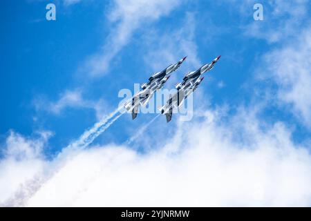 Vier US Air Force Demonstration „Thunderbirds“ F-16 Fighting Falcons führen eine Luftdemonstration während der Charleston Airshow in Joint durch Stockfoto