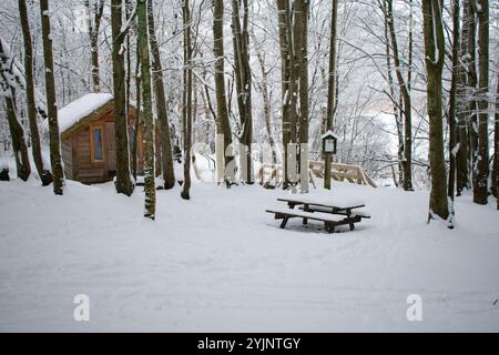Einzigartiges Holzhaus mit Schnee über einem kleinen Bach mit fließendem Wasser gebaut. Rogaland Norwegen Stockfoto