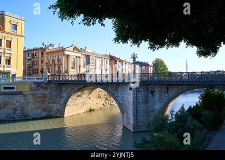 Alte Brücke auf dem sicheren Fluss. Murcia Stockfoto