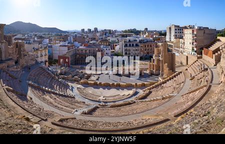 Panoramablick auf die Ruinen des römischen Amphitheaters in Cartagena, Spanien Stockfoto