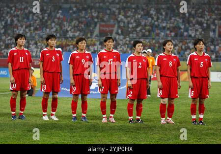 SHENYANG, CHINA - 10. AUGUST: Die nordkoreanische Mannschaft steht während der Nationalhymne vor einem Spiel gegen Brasilien beim Pekinger Olympischen Frauenfußballturnier am 10. August 2008 im Shenyang Olympic Sports Center Stadium in Shenyang, China. L-R: RI UN Gyong, OM Jong ran, Ri UN Suk, Kim Yong AE, Kim Kyong Hwa, Kil Son Hui, Song Jong Sun. Nur redaktionelle Verwendung. (Foto: Jonathan P. Larsen / Diadem Images) Stockfoto