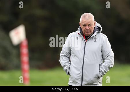 Cardiff, Großbritannien. November 2024. Warren Gatland, Cheftrainer des Wales Rugby Teams während des Wales Rugby Team Trainings, Hensol, Vale of Glamorgan am Freitag, den 15. November 2024. Das Team trainiert vor dem bevorstehenden internationalen Spiel im Herbst gegen Australien. bild von Andrew Orchard/Alamy Live News Stockfoto