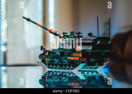 Plastikspielzeugmodell des modernen deutschen Haubitzfahrzeugs Panzerhaubitze 2000 der Bundeswehr, Bausteinbauset-Maschine Stockfoto