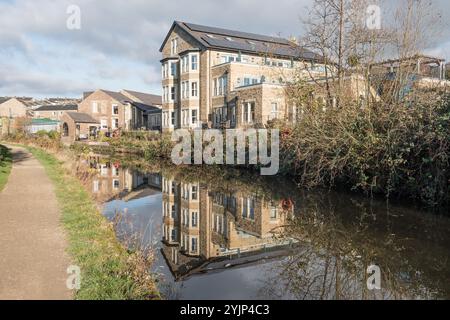 Das Pflegeheim Mill House am Leeds & Liverpool Kanal in Skipton. Stockfoto