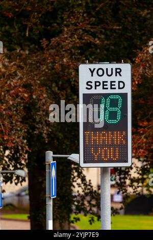 Ihr Geschwindigkeitsschild, die Radaranzeige zur Geschwindigkeitsüberwachung zeigt 18 mph an und sagt Danke. Stockfoto