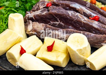 Traditionelles rustikales, tropisches brasilianisches Gericht, sonnengetrocknetes Rindfleisch mit grünen Bohnen, Maniok, Biquinho-Pfeffer. Kreative rustikale Fotografie Stockfoto