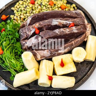 Traditionelles rustikales, tropisches brasilianisches Gericht, sonnengetrocknetes Rindfleisch mit grünen Bohnen, Maniok, Biquinho-Pfeffer. Kreative rustikale Fotografie Stockfoto