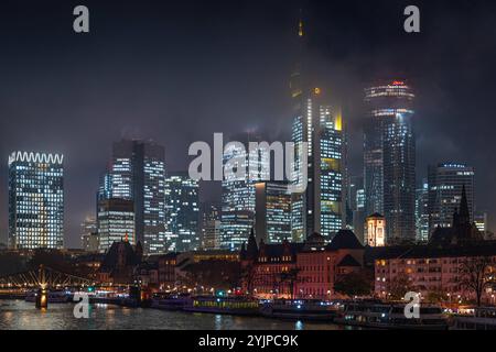 Die Frankfurter Skyline am Abend Tiefe Wolken umhüllen die leuchtenden Türme der Frankfurter Bankenskyline am Abend. Frankfurt am Main Hessen Deutschland *** die Frankfurter Skyline am Abend Niedrige Wolken umhüllen die leuchtenden Türme der Frankfurter Bankensyline am Abend Frankfurt am Main Hessen Deutschland 2024-11-15 ffm Skyline 03 Stockfoto