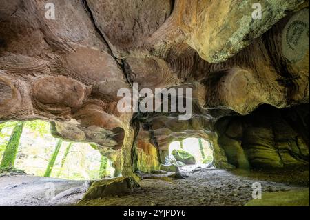 Malerische Naturvielfalt von Müllerthal, Luxemburgs kleiner Schweiz, Wanderwege, Felsformationen, moosbedeckte Wälder, Touristenziel in E Stockfoto