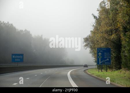 Auto fahren auf der Straße in Belgien, Nebel in den Ardennen, Naturpark, Wallonien Stockfoto