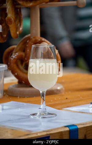 Herbstweinfestival in Schengen, Luxemburg, am Moseltal, Verkostung von Federweisser Jungwein, neuer wein fermentiertes frisch gepresstes Auxerro Stockfoto