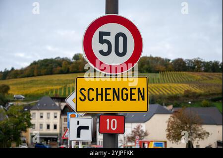 Beim Betreten des kleinen Weindorfes in Luxemburg an der Mosel, umfasst die Grenze Dreipunktgrenzen von Deutschland, Frankreich, Luxemburg, Ortsunterzeichnung von Sche Stockfoto