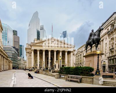 Vor der Bank of England - The Old Lady of Threadneedle Street. Im Hintergrund steht die Royal Exchange, die 1566 von Sir Thomas Gresha gegründet wurde Stockfoto