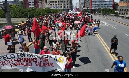 Recife, Brasilien. November 2024. Arbeitsstunde Woche. Die Gruppe versammelte sich im Parque 13 de Maio in der Innenstadt von Recife und marschierte weiter durch die Straßen des Stadtzentrums. Luftbilder. Quelle: João Carlos Mazella/FotoArena/Alamy Live News Stockfoto