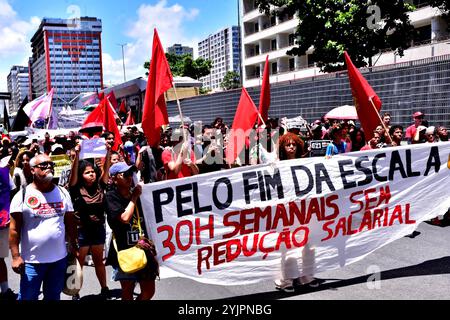 Recife, Brasilien. November 2024. Arbeitsstunde Woche. Die Gruppe versammelte sich im Parque 13 de Maio in der Innenstadt von Recife und marschierte weiter durch die Straßen des Stadtzentrums. Luftbilder. Quelle: João Carlos Mazella/FotoArena/Alamy Live News Stockfoto