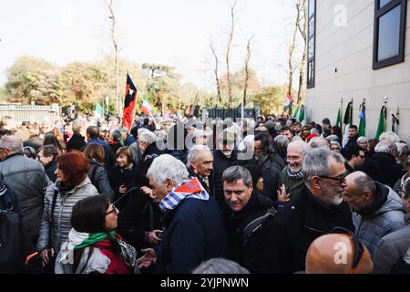 Mailand, Licia Rognini Pinellis Beerdigung im San Siro Beerdigungsheim in der Via Corelli. Auf dem Foto: Menschenmenge bei der Zeremonie mit Fahnen Stockfoto