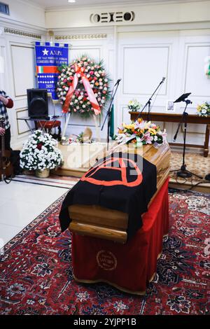 Mailand, Licia Rognini Pinellis Beerdigung im San Siro Beerdigungsheim in der Via Corelli. Auf dem Foto: Der Sarg, der mit der anarchistischen Flagge bedeckt ist Stockfoto