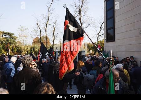 Mailand, Licia Rognini Pinellis Beerdigung im San Siro Beerdigungsheim in der Via Corelli. Auf dem Foto: Menschenmenge bei der Zeremonie mit Fahnen Stockfoto