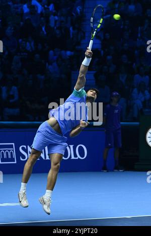 Carlos Alcaraz (ESP) im Kampf gegen Alexander Zverev (GER) am 6. Tag des Nitto ATP Finals 2024 in der Inalpi Arena am 15. November 2024 in Turin, Italien. Stockfoto