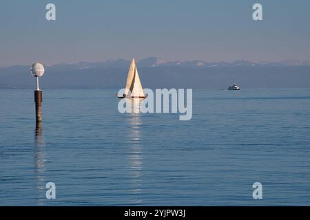 Segelboot auf dem Bodensee vor Konstanz *** Segelboot auf dem Bodensee vor Konstanz Stockfoto