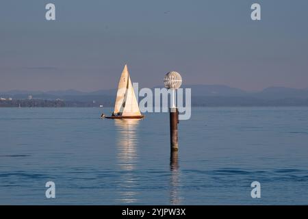 Segelboot auf dem Bodensee vor Konstanz *** Segelboot auf dem Bodensee vor Konstanz Stockfoto