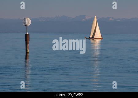 Segelboot auf dem Bodensee vor Konstanz *** Segelboot auf dem Bodensee vor Konstanz Stockfoto