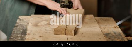 Eine engagierte Tischlerin konzentriert sich in ihrer gut beleuchteten Werkstatt intensiv auf das Schneiden von Holz und zeigt ihre Handwerkskunst. Stockfoto