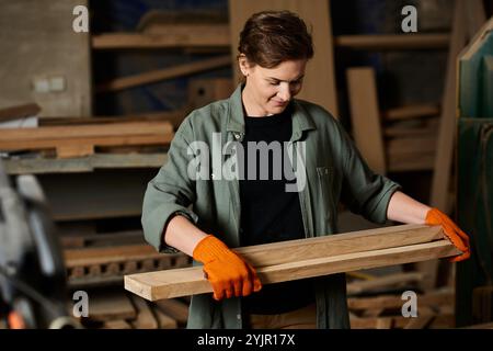 Eine Zimmermannin konzentriert sich darauf, ein Stück Holz zu Formen und ihre Handwerkskunst und ihr Können zu demonstrieren. Stockfoto