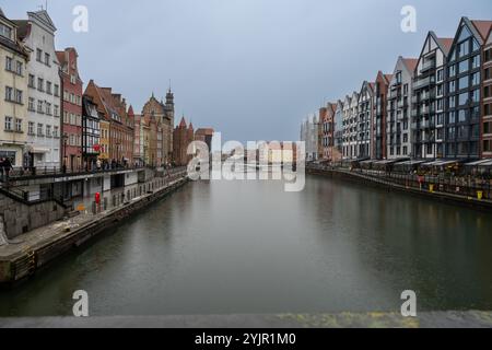 31. Dezember 2021 - Danzig, Polen: Blick auf den alten Hafen von Danzig Stockfoto