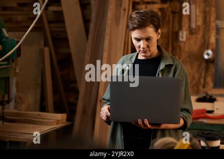 Eine gelernte Zimmermannin arbeitet fleißig in ihrer Werkstatt und verbindet Handwerkskunst mit moderner Technologie. Stockfoto