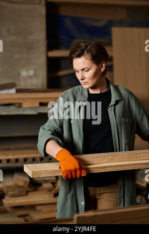 Ein engagierter Zimmermann misst sorgfältig ein Stück Holz und zeigt handwerkliches Können in ihrer Werkstatt. Stockfoto