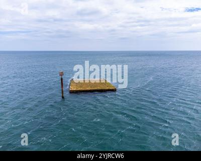 Blick auf einen Gipfel eines Mulberry Harbour Wracks in Pagham, Sussex im Sommer Stockfoto