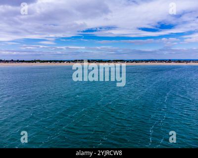 Blick vom Meer zum Strand in Pagham, Sussex im Sommer Stockfoto