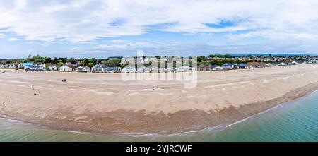 Ein Panoramablick vom Meer zum Strand in Pagham, Sussex im Sommer Stockfoto