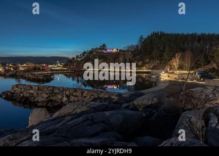 Lindesnes, Norwegen - 16. April 2022: Nachtfoto des alten Yachthafens in B?ly. Stockfoto