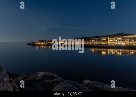 Lindesnes, Norwegen - 16. April 2022: Langzeitaufnahme von Lindesnes Havhotell in der Nacht. Stockfoto