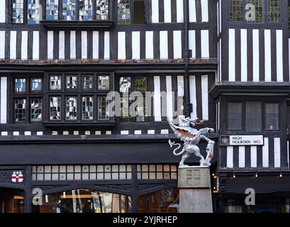 Drachenstatue Symbol der City of London vor einem historischen Tudor-Gebäude aus den 1500er Jahren Stockfoto
