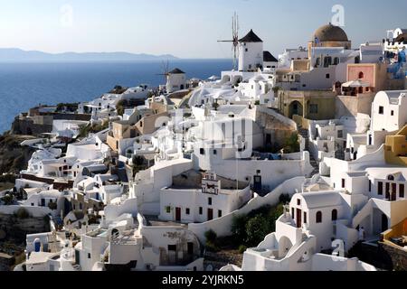 Der Ausblick über Oia auf dem griechischen Archipel Santorini Santorin. Die typischen weißen Häuser schmiegen sich in den Hang. Nirgendwo in der EU ist der Massentourismus stärker ausgeprägt als auf den griechischen Inseln in der südlichen Ägäis. Themenbild, Symbolbild Oia, 04.10.2024 Santorini Griechenland *** Blick über Oia auf den griechischen Archipel Santorini die typischen weißen Häuser schmiegen sich in den Hang nirgendwo in der EU ist Massentourismus ausgeprägter als auf den griechischen Inseln in der südlichen Ägäis Themenbild, Symbolbild Oia, 04 10 2024 Santorini Griechenland Urheberrecht: Stockfoto