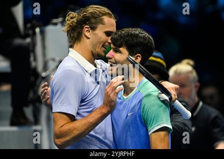 Turin, Italien - 15. November: Alexander Zverev aus Deutschland und Carlos Alcaraz aus Spanien reagieren nach dem Spiel während des Nitto ATP Finals der Männer-Single am ersten Tag des Nitto ATP Finals in der Inalpi Arena in Turin. Quelle: Best Images/Alamy Live News Stockfoto