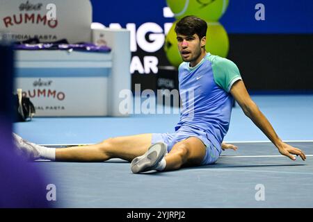 Turin, Italien - 15. November: Carlos Alcaraz aus Spanien reagiert gegen Alexander Zverev aus Deutschland während des Nitto ATP Finalspiels der Männer Single am ersten Tag des Nitto ATP Finals in der Inalpi Arena in Turin. Quelle: Best Images/Alamy Live News Stockfoto