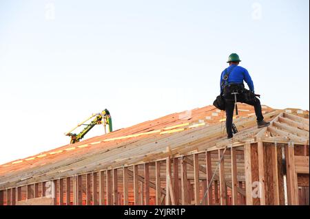 Apache Junction, Arizona, USA. November 2024. Der Boom des Wohnungsbaus im Pinal County, Arizona, verwandelt einst dünn besiedelte Gebiete schnell in neue Wohnsiedlungen. Bauarbeiter arbeiten lange Zeit, um die steigende Nachfrage nach erschwinglichem Wohnraum zu befriedigen, da sich die Unterteilungen erweitern, um der wachsenden Bevölkerung des Countys gerecht zu werden. Die Entwickler verweisen auf Arizonas starkes Wirtschaftswachstum und relativ erschwingliches Land in Pinal als Schlüsselfaktoren. Projekte versprechen eine Mischung aus Einfamilienhäusern, Stadthäusern und Annehmlichkeiten, um lokale und außerstaatliche Käufer anzuziehen. (Kredit-Imag Stockfoto