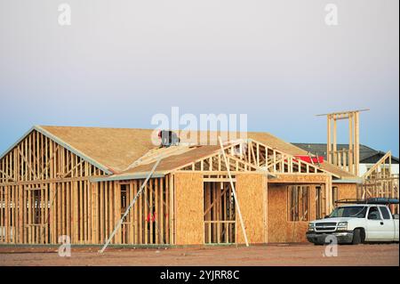 Apache Junction, Arizona, USA. November 2024. Der Boom des Wohnungsbaus im Pinal County, Arizona, verwandelt einst dünn besiedelte Gebiete schnell in neue Wohnsiedlungen. Bauarbeiter arbeiten lange Zeit, um die steigende Nachfrage nach erschwinglichem Wohnraum zu befriedigen, da sich die Unterteilungen erweitern, um der wachsenden Bevölkerung des Countys gerecht zu werden. Die Entwickler verweisen auf Arizonas starkes Wirtschaftswachstum und relativ erschwingliches Land in Pinal als Schlüsselfaktoren. Projekte versprechen eine Mischung aus Einfamilienhäusern, Stadthäusern und Annehmlichkeiten, um lokale und außerstaatliche Käufer anzuziehen. (Kredit-Imag Stockfoto