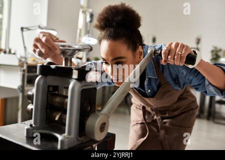 Eine talentierte Frau konzentriert sich intensiv auf ihre Schmuckherstellung mit Präzisionswerkzeugen. Stockfoto