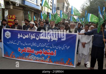 Aktivisten von Jamat-e-Islami (JI) halten am Freitag, den 15. November 2024, im Presseclub Quetta Protestdemonstrationen für die Forderung nach Frieden in Belutschistan ab. Stockfoto