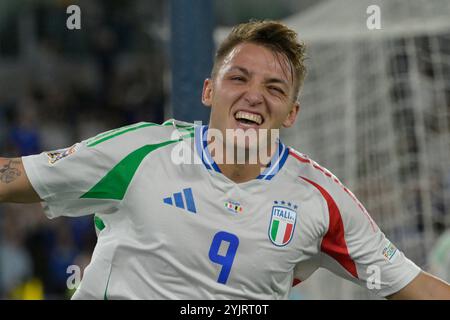 Der Italiener Mateo Retegui feiert, nachdem er am 10. Oktober 2021 im Olimpico-Stadion in Rom das Tor 2-0 beim Qualifikationsspiel der UEFA Nations League 2024/25 der Gruppe 2 erzielte. (Foto: Fabrizio Corradetti / LaPresse) Stockfoto